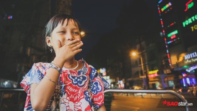 Hành trình rong ruổi mưu sinh của 'Tú nhỏ': Cô học trò lề đường đáng yêu