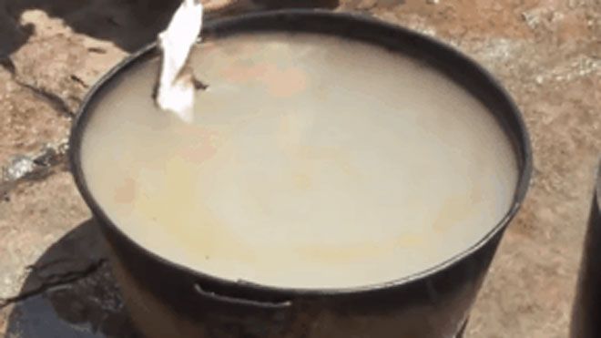 Đồng Nai: Nước giếng ăn nổi váng, đốt cháy ngùn ngụt