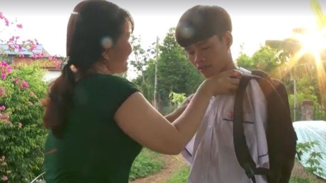 Chàng trai không tay dùng chân nấu ăn cho bố mẹ