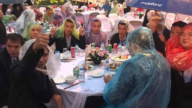 Đám cưới có 1-0-2: Toàn bộ khách trùm áo mưa, cầm ô ngồi ngoài trời ăn tiệc