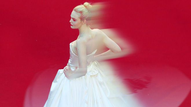 'Nàng tiên hoa' là ai mà khiến thảm đỏ Cannes 'náo loạn' đến vậy ?