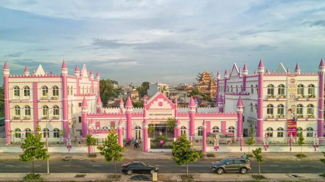 Biên Hoà: Trường mầm non đồ sộ như toà lâu đài trong chuyện cổ tích khiến dân mạng trầm trồ 'gato'