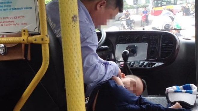Câu chuyện giản dị phía sau giấc ngủ trưa ngon lành trên xe bus của cậu con trai bác tài xế