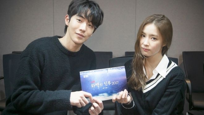 Fan thét gào khản cổ, 'Cô dâu thủy thần' mới chịu nhá hàng loạt ảnh đọc kịch bản từ… 2 tháng trước