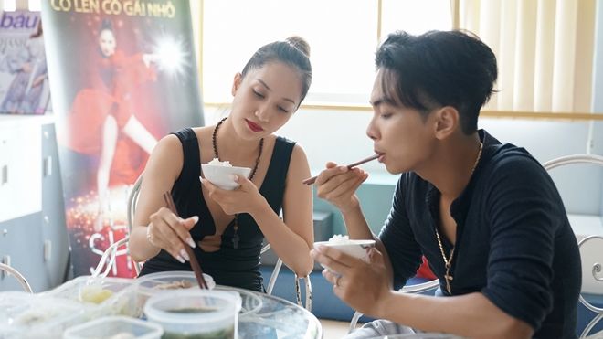 Khánh Thi - Phan Hiển ăn vội, dốc toàn lực tập luyện cho liveshow