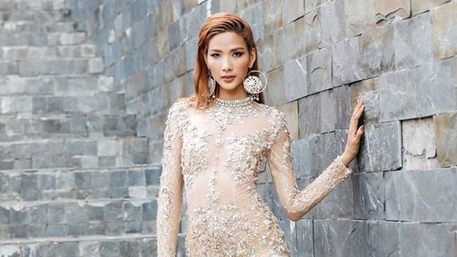 Sau áo lông nửa tỷ, Hoàng Thùy tiếp tục lộ diện với set đồ đính ngọc trai của Đỗ Long