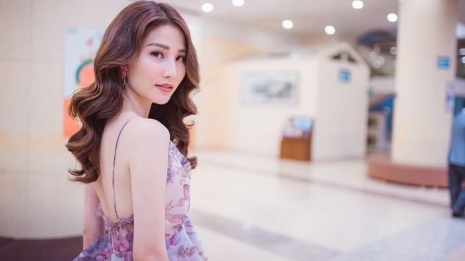 Diễm My 9X đẹp hút hồn, tự tin giao tiếp tiếng Anh cùng nhà làm phim quốc tế