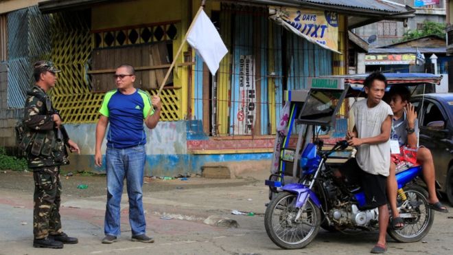 Philippines: Giao tranh IS dữ dội, dân giương cờ trắng