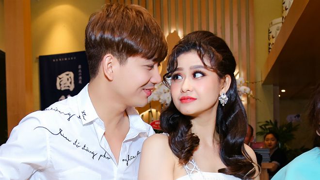 Tim - Trương Quỳnh Anh lại tay trong tay, chăm sóc nhau hết mực ở sự kiện