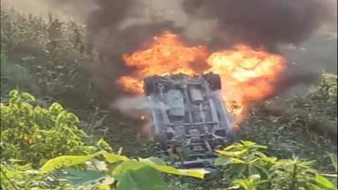 Ô tô 7 chỗ bất ngờ lao xuống vực bốc cháy dữ dội gần Sapa