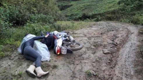 Hình ảnh cô giáo trẻ vùng cao ngã xuống bùn lầy trên đường đến trường khiến nhiều người rơi nước mắt