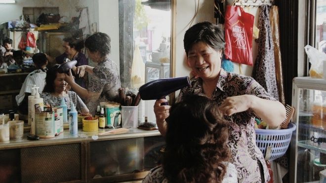 Người phụ nữ dành hơn nửa thế kỷ chỉ để làm đẹp cho người già Hà thành