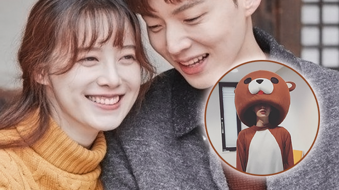 Kỉ niệm 1 năm ngày cưới, Ahn Jae Hyun 'biến hình' thành gấu Teddy chiều vợ Goo Hye Sun
