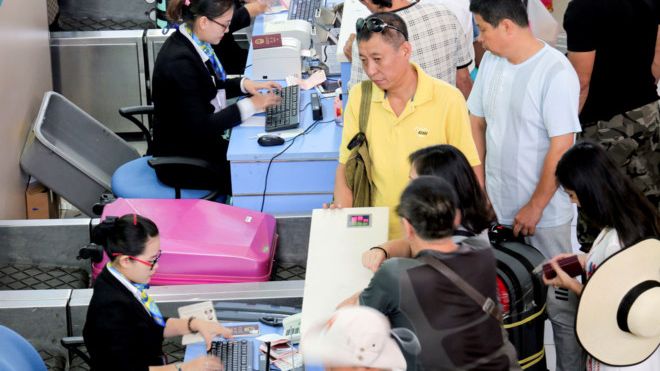 Du khách Trung Quốc 'ăn vạ' ở sân bay, không chịu xuất cảnh về nước