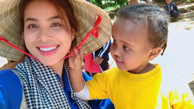 Cư dân mạng tranh cãi việc Phạm Hương không nhường nón cho em bé Kenya