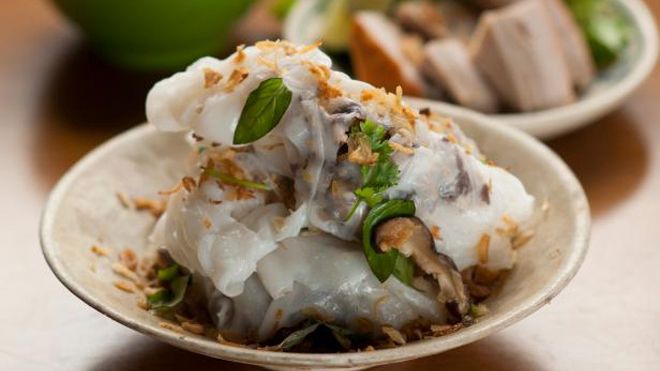 Bánh cuốn - thức quà bình dị pha trộn giữa thịt thơm ngọt và bột béo ngậy khơi gợi giác quan