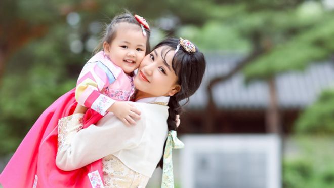 Maya diện hanbok cùng con gái trước khi phẫu thuật mặt và ngực tại Hàn Quốc