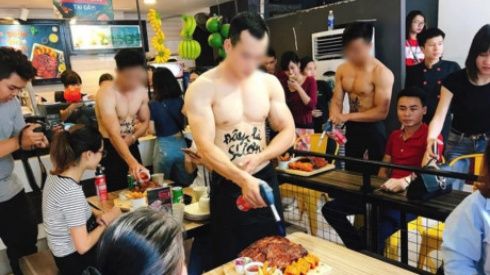 Hết 'hot boy 6 múi' làm nail lại xuất hiện dàn trai đẹp, ngực trần phục vụ quán ăn