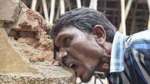 Người đàn ông trưởng thành nhờ ăn gạch thay cơm