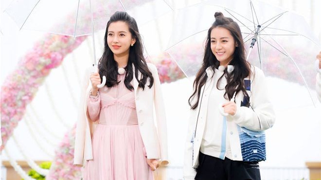 Lần hiếm hoi đứng cạnh nhau, mẹ một con Angela Baby được khen đẹp hơn cả đàn em mỹ nữ Tân Cương