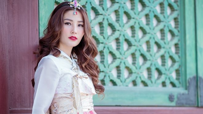 Diễm My diện hanbok đẹp hút ánh nhìn trên đường phố Hàn Quốc