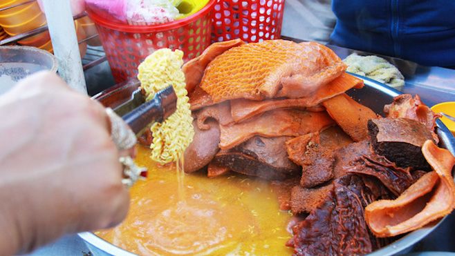 Tốt nghiệp rồi, chắc chắn bạn sẽ nhớ lắm những món ăn vặt thần thánh trước cổng trường