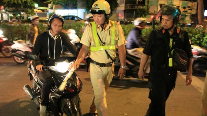 CSGT TP HCM có quyền kiểm tra giấy tờ người đi đường sau 21 giờ