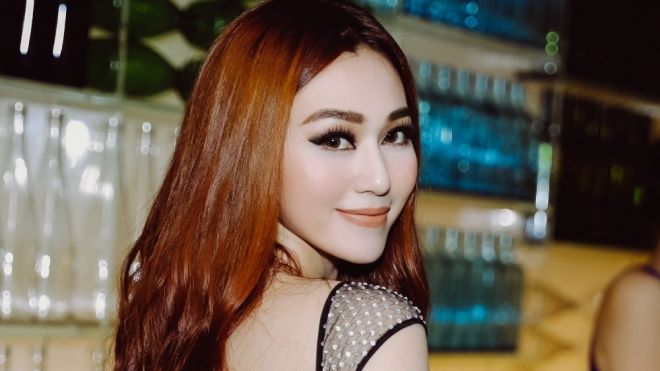 Khánh My khoe dáng gợi cảm hết cỡ với trang phục đính 5.000 viên pha lê