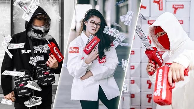 Chỉ cầm súng bắn tiền của Supreme: streetwear giới trẻ lại ngầu đến khó tin!
