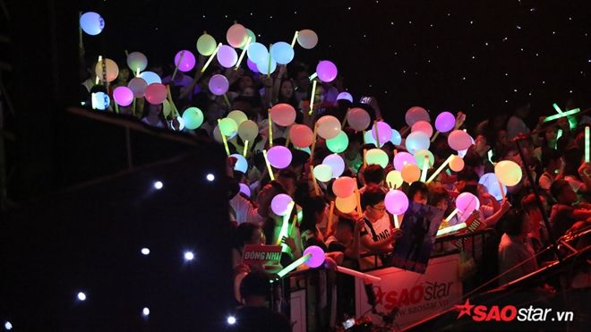Fan Đông Nhi cùng nhau thắp sáng khán phòng Chung kết The Voice bằng hàng trăm bong bóng đủ màu sắc
