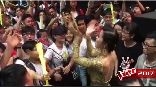 Gia đình Potato đáng yêu hòa giọng cùng HLV Đông Nhi dưới sân khấu The Voice