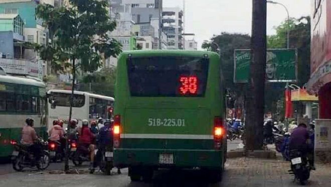 Xe buýt hồn nhiên leo lên hè phố