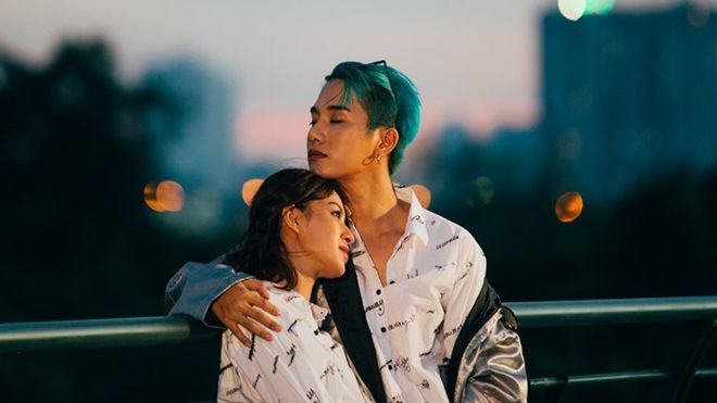 Muốn không bị 'sến sẩm' khi diện đồ đôi, hãy tìm gặp Juun Đăng Dũng và 'tình mới' Tú Hảo!