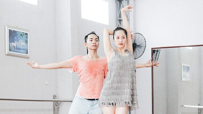 Mặc nắng nóng, Khánh Thi - Phan Hiển vẫn miệt mài, căng thẳng tập luyện cho Liveshow