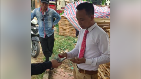 Clip gây phẫn nộ: Đi gặt lúa thuê giữa trưa nắng 40 độ bị người lạ chặn đường thu tiền 'phế'?