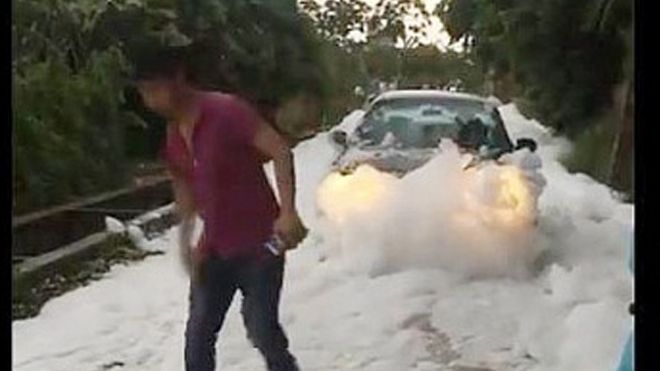 Thực hư cảnh tượng bọt tuyết trắng xóa sau trận mưa lớn ở Hà Nội