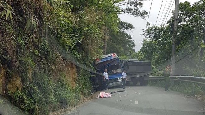 Xe ô tô chở học sinh lớp 11 đi thăm quan Tam Đảo bị đâm vào vách núi, 5 người thương vong