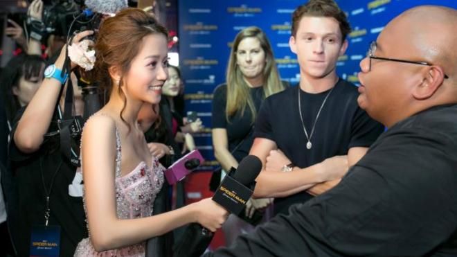 An Nguy cực gợi cảm, tự tin trò chuyện với 'Người Nhện' tại Singapore