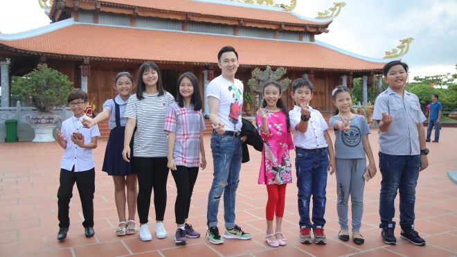 Dương Triệu Vũ đưa học trò đi thăm đền thờ Tổ của Hoài Linh