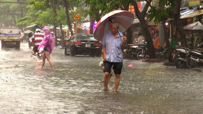 Mưa như trút nước tại nhiều quận, huyện ở Sài Gòn