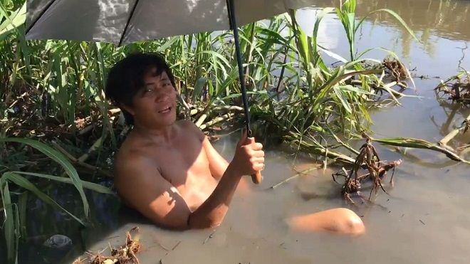 Phì cười khi Lương Mạnh Hải trầm mình dưới sông làm 'đại gia Dubai Củ Chi'