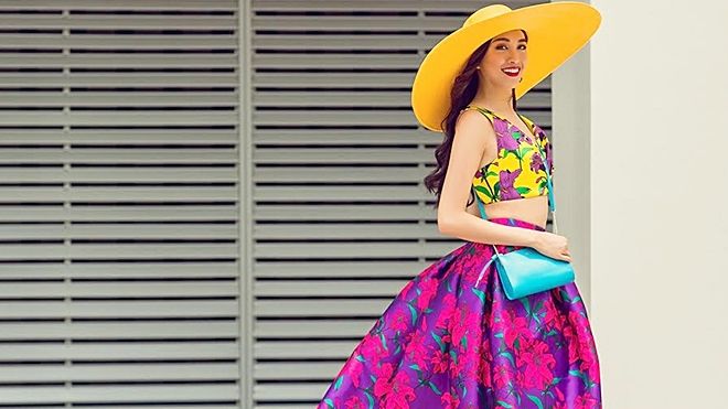 Váy áo rực rỡ, Lệ Hằng đẹp rạng ngời khoe sắc giữa trời hè