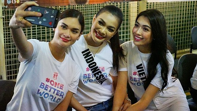 Lệ Hằng và dàn người đẹp Hoa hậu Hoàn vũ trao học bổng cho trẻ em nghèo