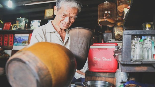 4.000 đồng cho một ly cà phê 'tài tử': Lọc trong vợt, ủ trong siêu và kho trên bếp than đỏ rực