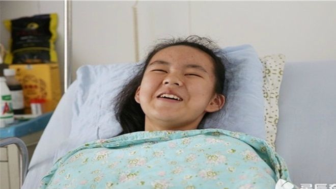 Thấy bố bị hành hung, bé gái 12 tuổi dũng cảm đỡ giúp bố nhát dao ở ngực