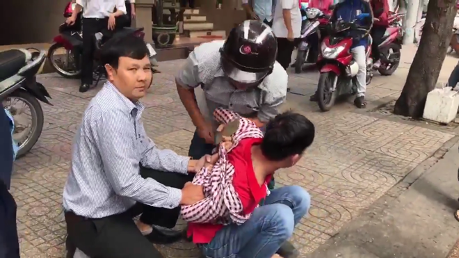 Clip hot trong ngày: Một tên cướp bị dân vây bắt ngay giữa trung tâm Sài Gòn