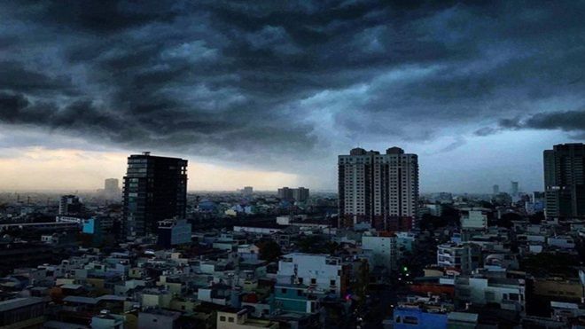 Sài Gòn ban ngày bỗng tối sầm, mưa lớn kèm gió mạnh khiến nhiều người hốt hoảng