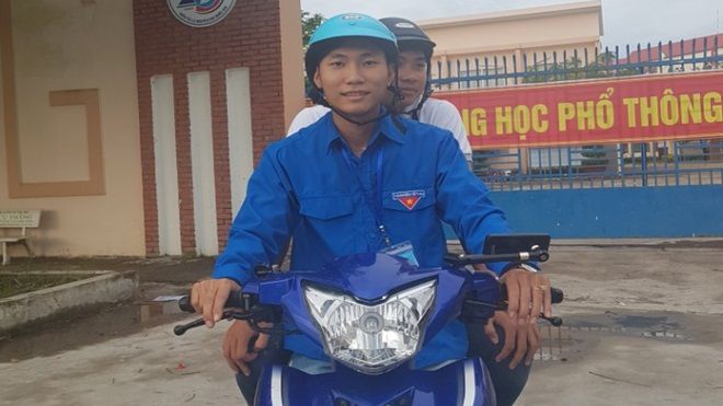 Đội xe ôm phục vụ thí sinh thi THPT quốc gia với giá 10.000 đồng/chuyến