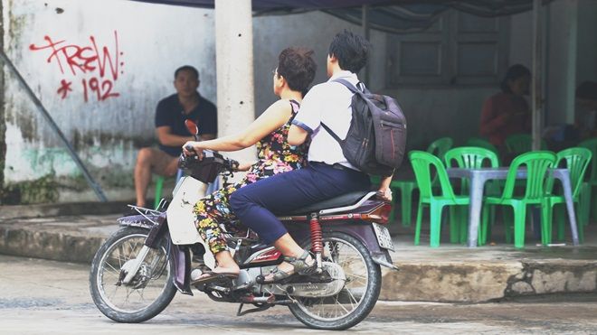 Quên thẻ dự thi, nam sinh được cô bán xôi đèo xe máy vượt hơn 10 cây số để kịp giờ thi