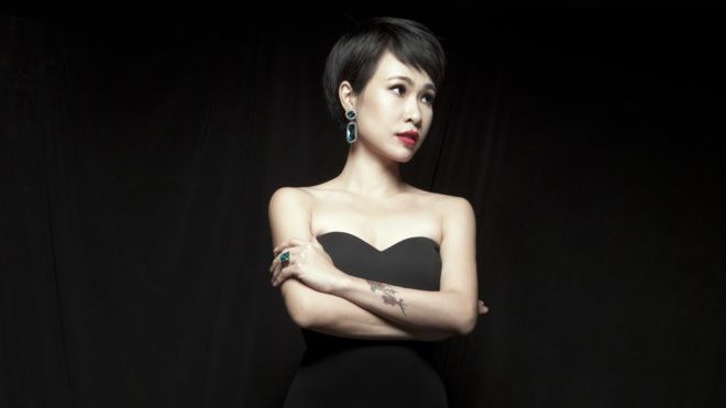 Uyên Linh nhờ cộng đồng mạng nhắn gửi người lấy hành lý trị giá trăm triệu của mình tại sân bay